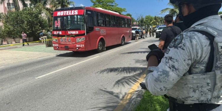 Asesinan a dos pasajeros del transporte público en la zona hotelera de Cancún
