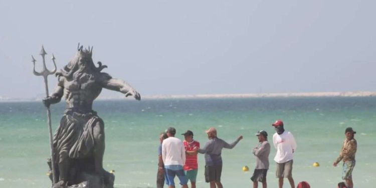 Habitantes de Yucatán se organizan para destruir la estatua de Poseidón