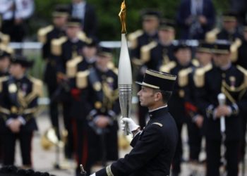 Llega la llama olímpica a París el día de la fiesta nacional de Francia