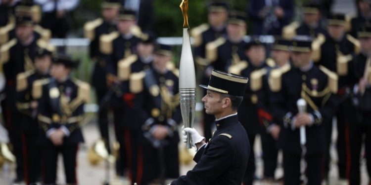 Llega la llama olímpica a París el día de la fiesta nacional de Francia