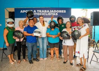 La alcaldesa electa entregó una remesa más de cascos con certificación DOT para quienes utilizan la motocicleta como herramienta de trabajo.