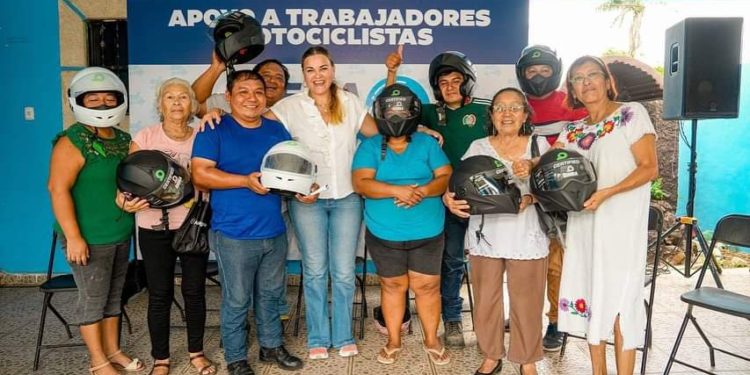 La alcaldesa electa entregó una remesa más de cascos con certificación DOT para quienes utilizan la motocicleta como herramienta de trabajo.