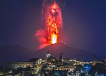 El Volcán Etna hace erupción en Italia