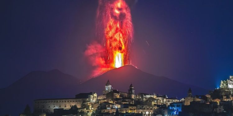 El Volcán Etna hace erupción en Italia