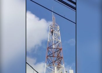 Sujeto alcoholizado se sube a la antena de Telmex en Cancún