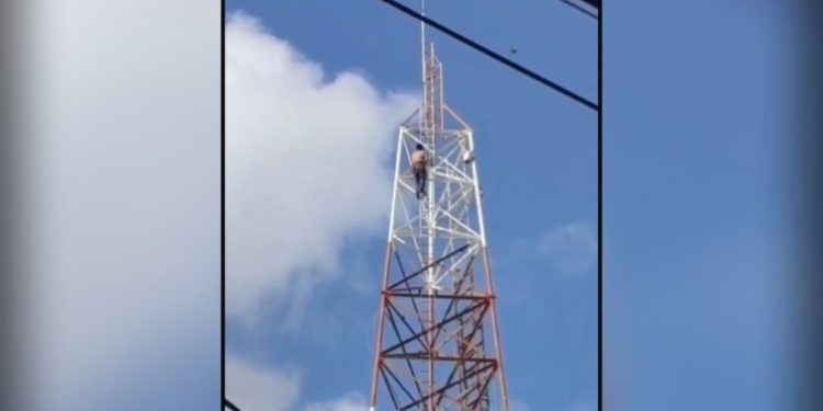 Sujeto alcoholizado se sube a la antena de Telmex en Cancún