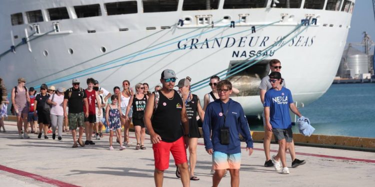 Por primera vez arribó en puerto Progreso el crucero Grandeur of the Seas de la naviera Royal Caribbean