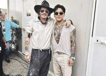 Johnny Depp y Christian Nodal desataron furor en redes después de que coincidieran en Italia