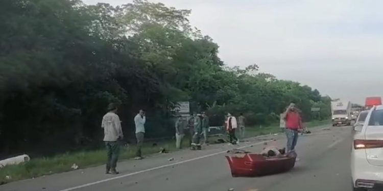 Fuerte accidente en el tramo Bacalar-Chetumal deja dos personas lesionadas
