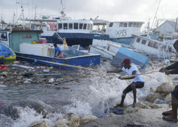 Huracán Beryl deja al menos dos muertos a su paso por Jamaica