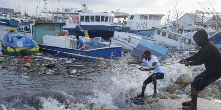 Huracán Beryl deja al menos dos muertos a su paso por Jamaica