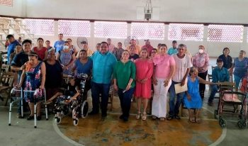 Entrega Instituto de Beneficencia Pública apoyos funcionales a habitantes de la región de Los Ríos