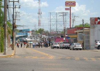 Colonos de Gil y Sáenz cierran avenida Méndez por falta de energía eléctrica