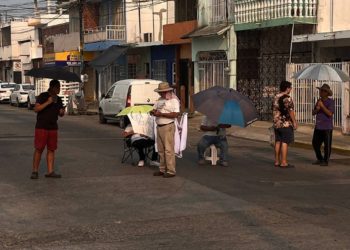 Ciudadanos bloquean calle por fallas en el servicio eléctrico en la Colonia Centro