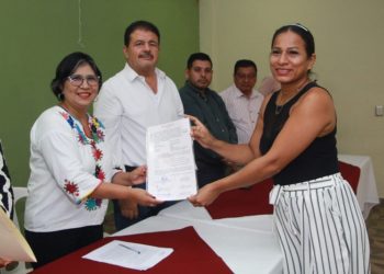 Entregan títulos de propiedad a familias de la Villa La Venta