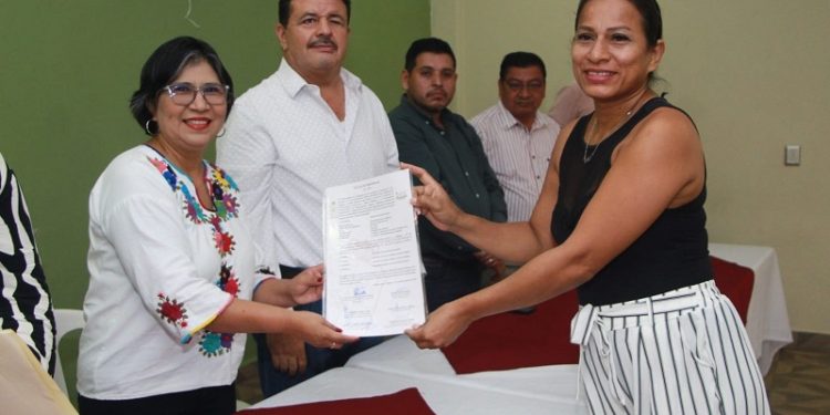 Entregan títulos de propiedad a familias de la Villa La Venta