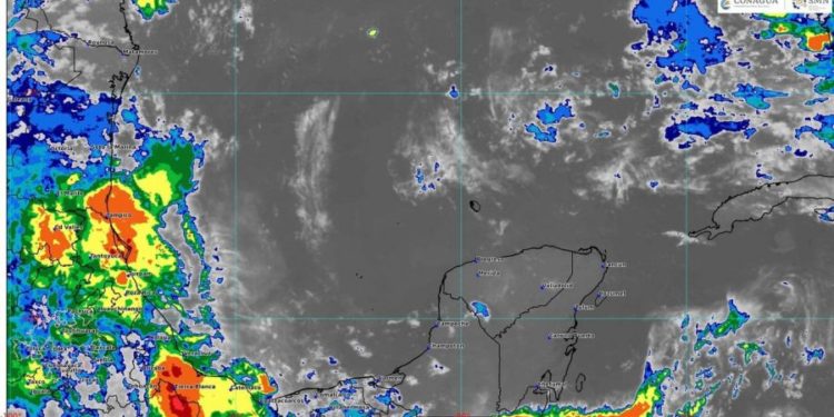 Onda tropical Núm 9 se desplaza a Quintana Roo