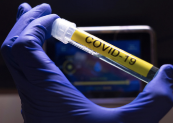 Nueva cepa de COVID-19 permanecerá de 6 a 8 meses: Infectólogo
