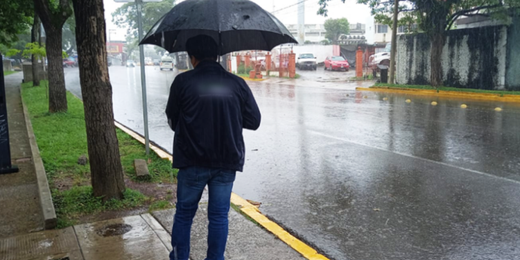 Interacción de canales de baja presión y humedad ocasional en Tabasco