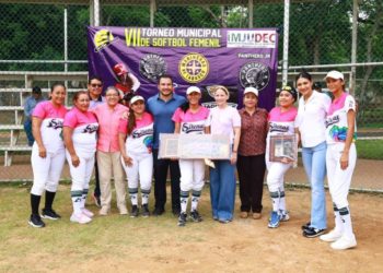 Premia alcaldesa Aura Medina a ganadoras del VII Torneo Municipal de Softbol Femenil