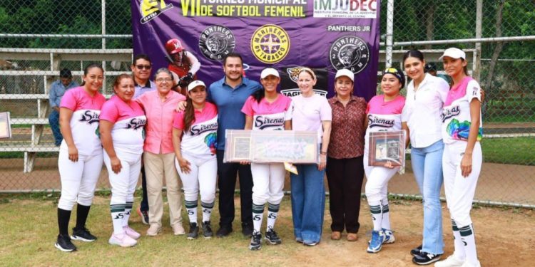 Premia alcaldesa Aura Medina a ganadoras del VII Torneo Municipal de Softbol Femenil