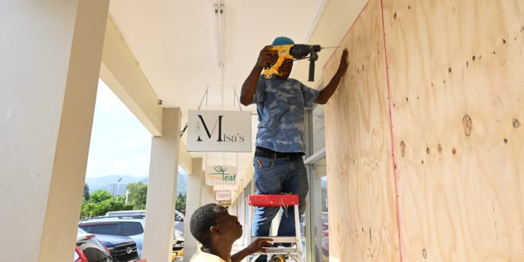 Activan toque de queda en Jamaica tras el huracán Beryl