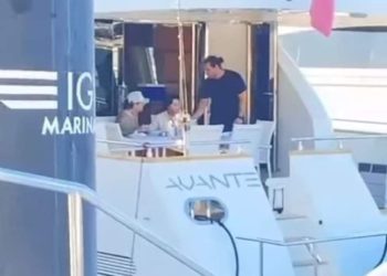 Nodal y Ángela Aguilar disfrutan de su luna de miel en un lujoso yate en Los Cabos