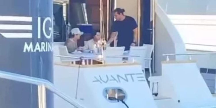 Nodal y Ángela Aguilar disfrutan de su luna de miel en un lujoso yate en Los Cabos