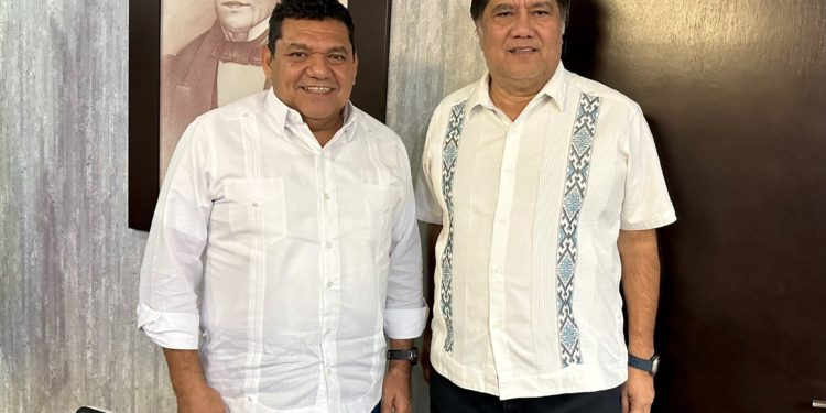 Se reúne Javier May con rector de la UJAT