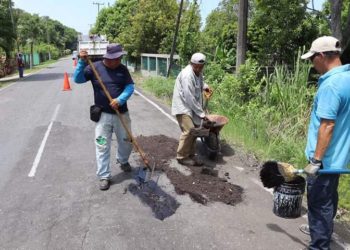 Chelo Cano reafirma compromiso con la rehabilitación de carreteras en Cunduacán