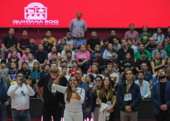 Reinaugura Mara Lezama el Poliforum Cancún, con el debut del nuevo equipo profesional El Calor de Cancún