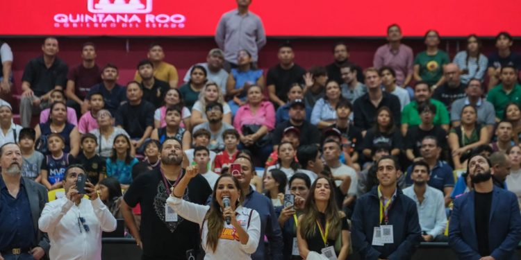 Reinaugura Mara Lezama el Poliforum Cancún, con el debut del nuevo equipo profesional El Calor de Cancún