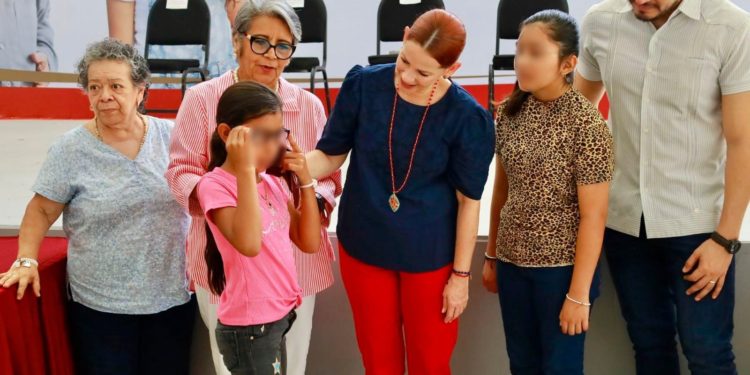 Entrega Centro lentes a niñas, niños y adultos mayores para mejorar su salud visual