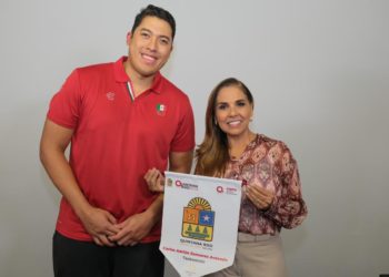 Entrega Mara Lezama el escudo de Quintana Roo a Carlos Sansores, taekwondoín que competirá en París 2024