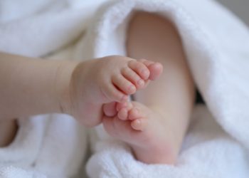 Madre de bebé fallecido por presunta negligencia médica exige justicia y cese al acoso