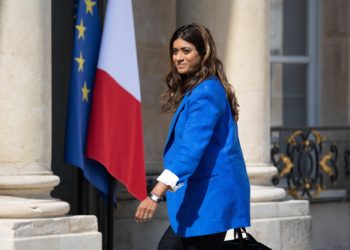 Prisca Thevenot, portavoz del gobierno de Francia y su equipo fueron atacados durante un acto electoral