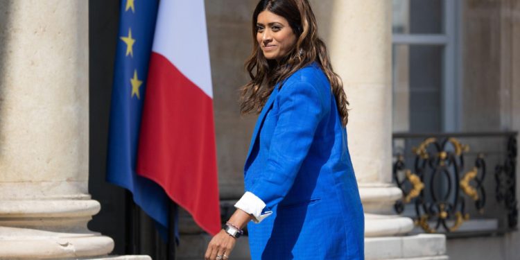 Prisca Thevenot, portavoz del gobierno de Francia y su equipo fueron atacados durante un acto electoral