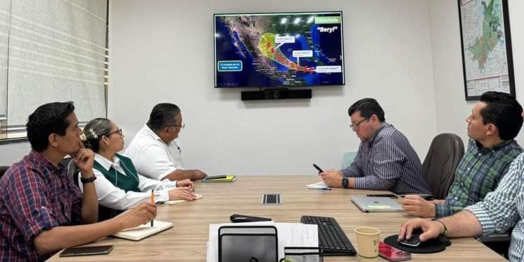 Refuerza Salud planes de respuesta para hacer frente a lluvias por “Beryl”