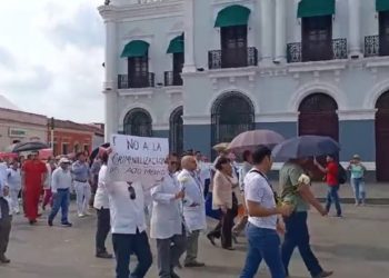 Marchan médicos para pedir liberación de colega acusada de homicidio