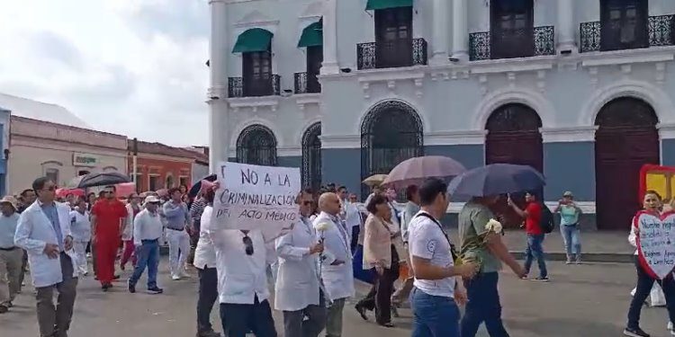 Marchan médicos para pedir liberación de colega acusada de homicidio