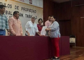 Entrega CERTT títulos de propiedad a habitantes de Balancán