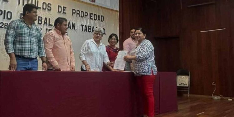 Entrega CERTT títulos de propiedad a habitantes de Balancán