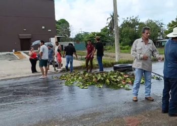 Habitantes bloquean la carretera Cárdenas-Huimanguillo por falta de servicio eléctrico