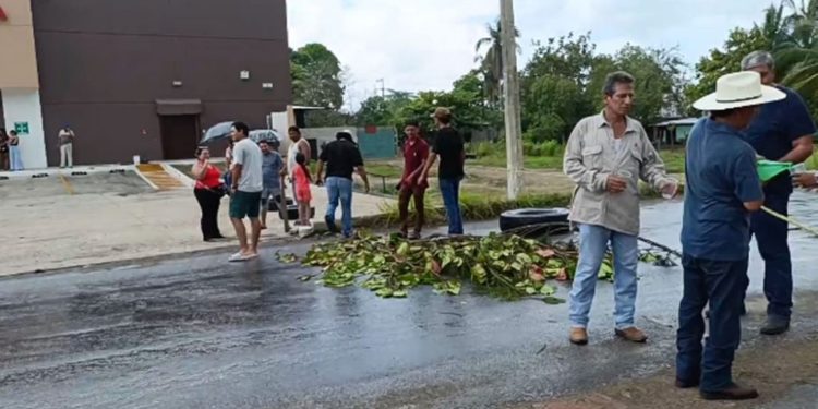 Habitantes bloquean la carretera Cárdenas-Huimanguillo por falta de servicio eléctrico