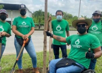 «Comprometidos con la Tierra» siembran 22 nuevos árboles frente al Parque Tabasco