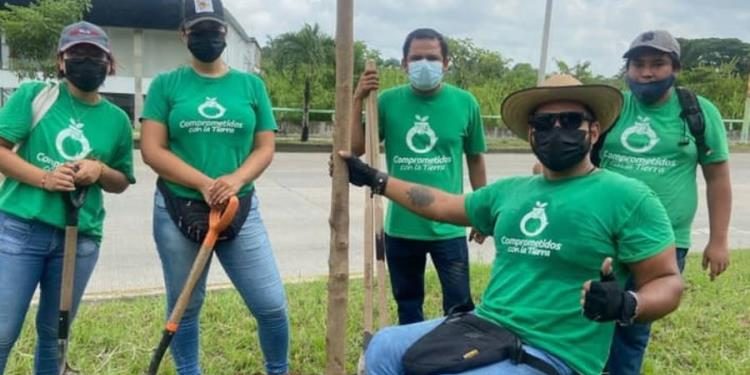 «Comprometidos con la Tierra» siembran 22 nuevos árboles frente al Parque Tabasco