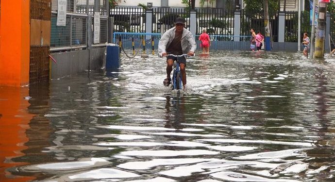 Al menos 30 personas muertas tras el paso del tifón ‘Carina’ en Filipinas
