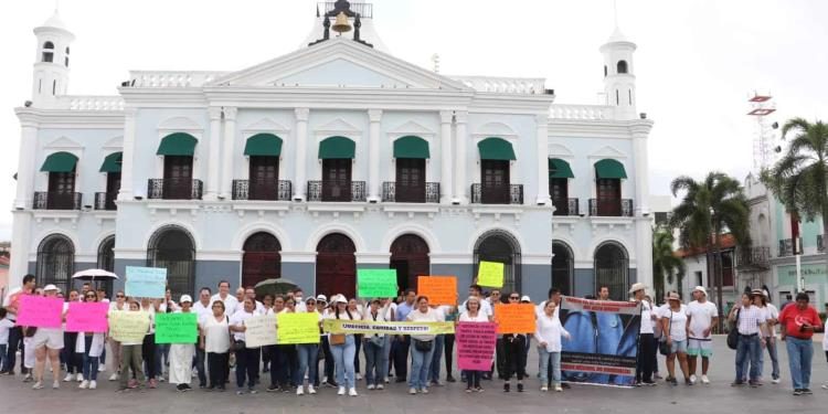 Médicos marchan nuevamente en apoyo a doctora acusada de homicidio doloso