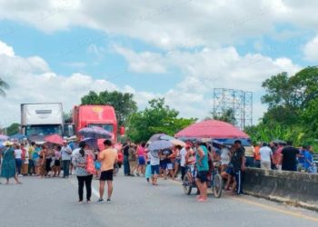 Habitantes de «El Porvenir» bloquean la carretera Villahermosa-Frontera por falta de energía eléctrica
