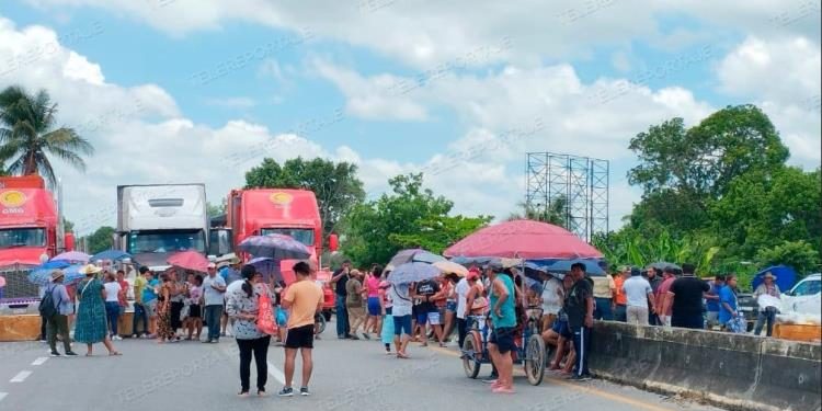 Habitantes de «El Porvenir» bloquean la carretera Villahermosa-Frontera por falta de energía eléctrica